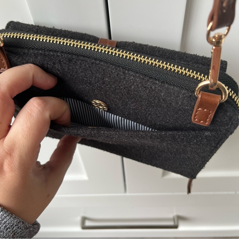 Elegant Black and Brown Crossbody Bag - Picture 4 of 7